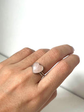 Cargar imagen en el visor de la galería, Anillo de Cuarzo Rosa