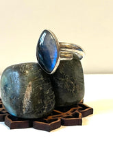 Cargar imagen en el visor de la galería, Anillo Labradorita
