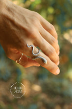 Cargar imagen en el visor de la galería, Anillo totem Snake
